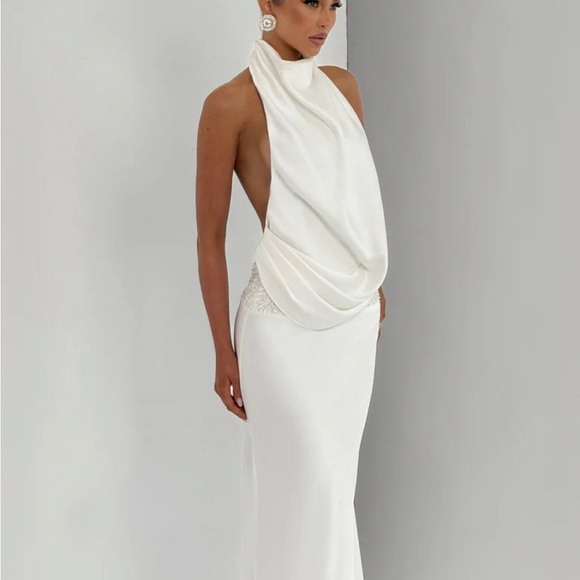 Elegant White Backless Gown - Picture 2 of 7